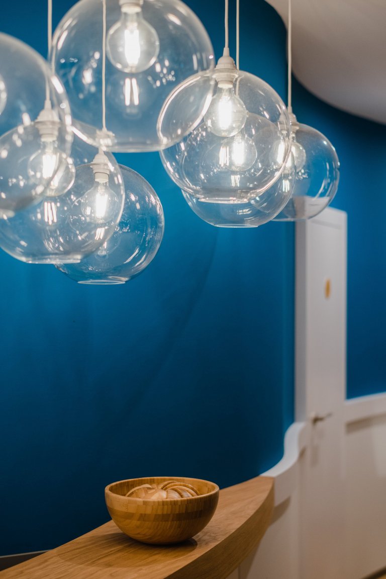 Cieľom bolo vytvoriť jedinečný a&nbsp;originálny interiér kaviarne v&nbsp;škandinávskom štýle podľa požiadaviek investorov s&nbsp;použitím modrej petrolejovej…