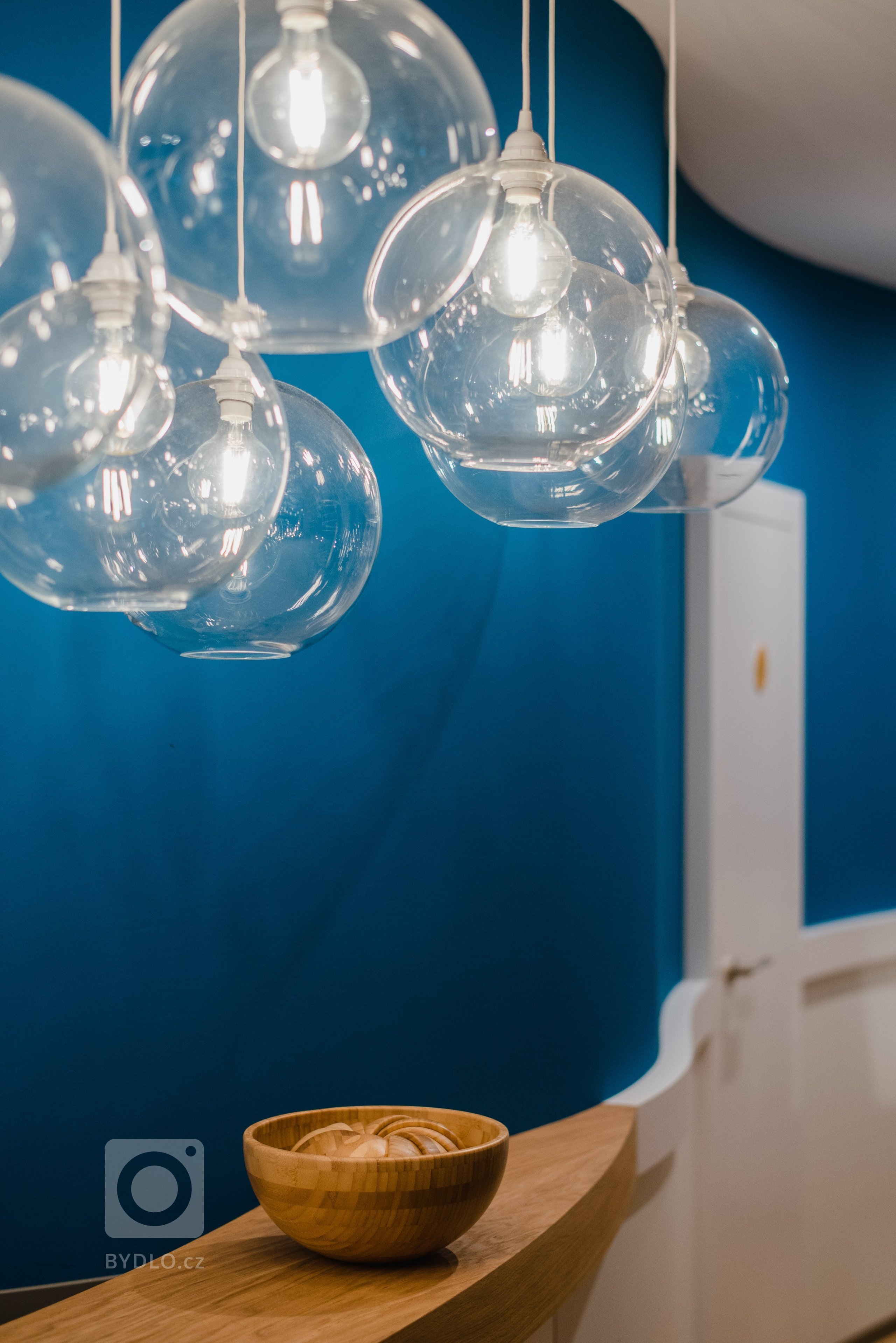 Cieľom bolo vytvoriť jedinečný a&nbsp;originálny interiér kaviarne v&nbsp;škandinávskom štýle podľa požiadaviek investorov s&nbsp;použitím modrej petrolejovej…