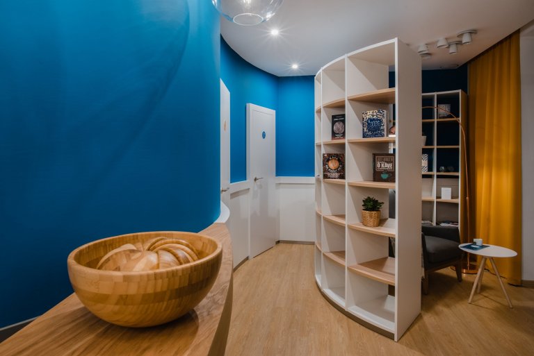 Cieľom bolo vytvoriť jedinečný a&nbsp;originálny interiér kaviarne v&nbsp;škandinávskom štýle podľa požiadaviek investorov s&nbsp;použitím modrej petrolejovej…