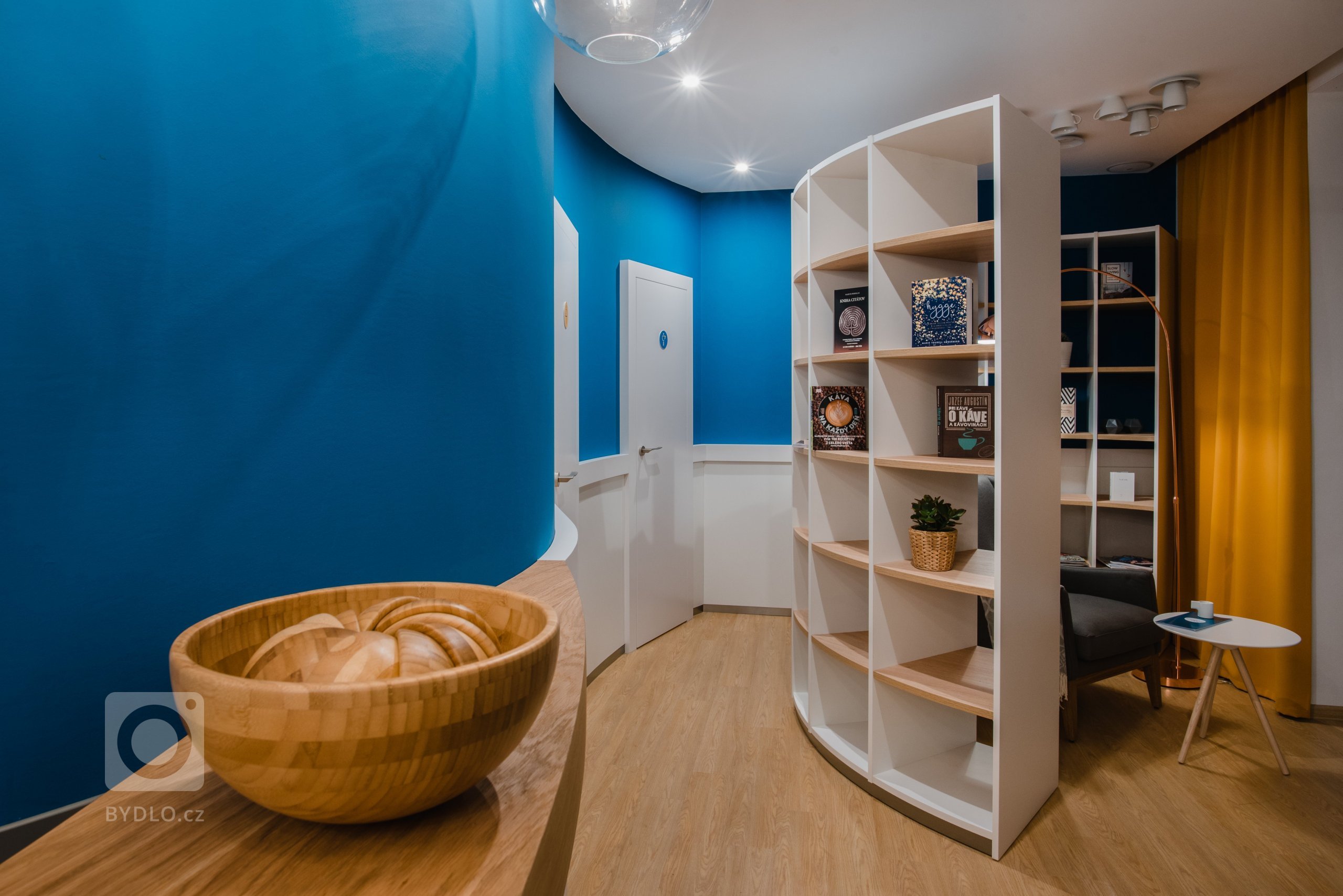 Cieľom bolo vytvoriť jedinečný a&nbsp;originálny interiér kaviarne v&nbsp;škandinávskom štýle podľa požiadaviek investorov s&nbsp;použitím modrej petrolejovej…