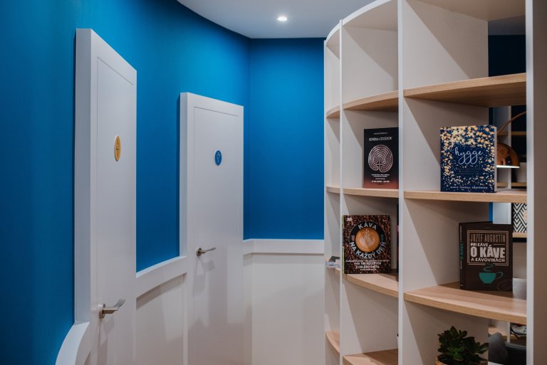 Cieľom bolo vytvoriť jedinečný a&nbsp;originálny interiér kaviarne v&nbsp;škandinávskom štýle podľa požiadaviek investorov s&nbsp;použitím modrej petrolejovej…