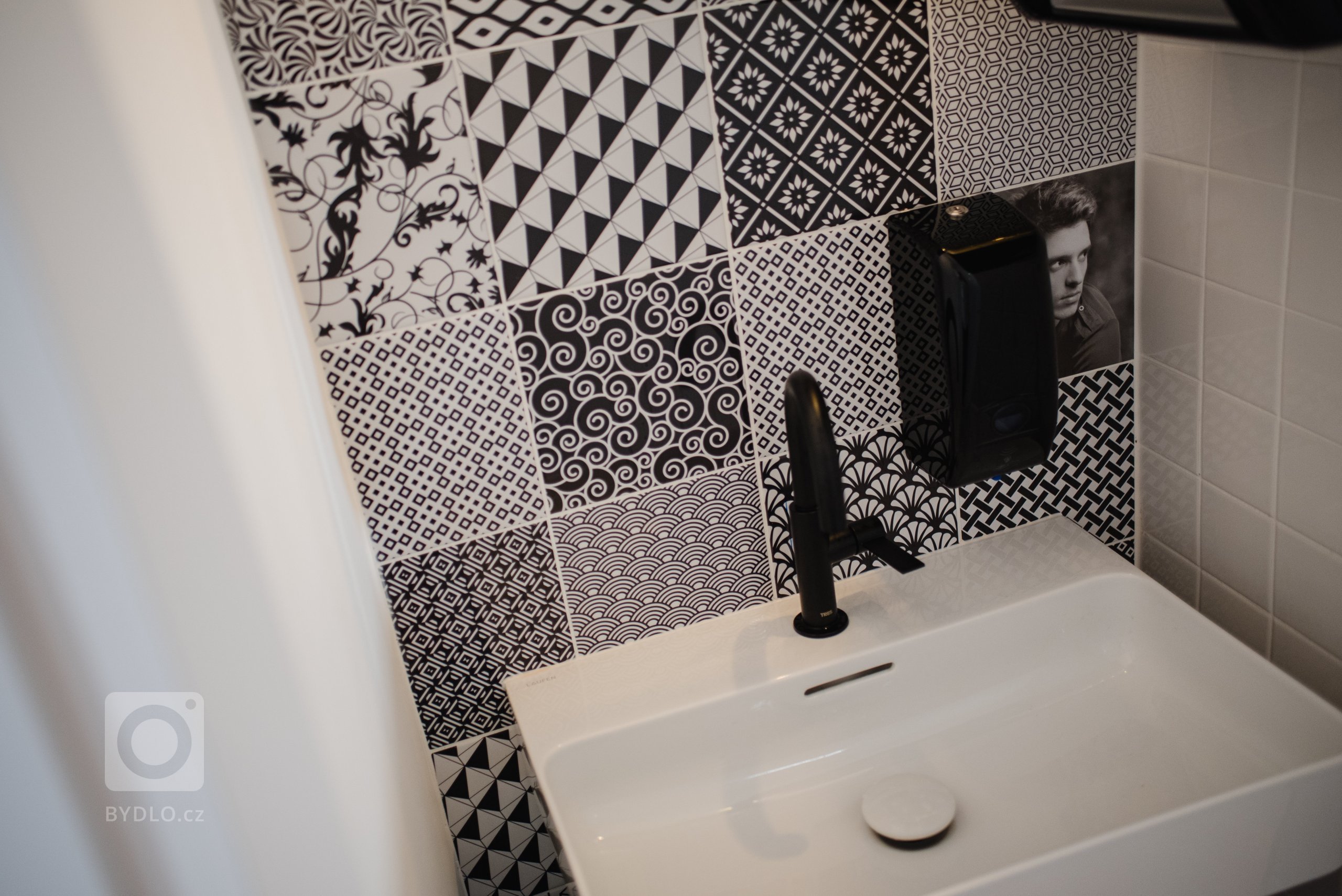 Cieľom bolo vytvoriť jedinečný a&nbsp;originálny interiér kaviarne v&nbsp;škandinávskom štýle podľa požiadaviek investorov s&nbsp;použitím modrej petrolejovej…