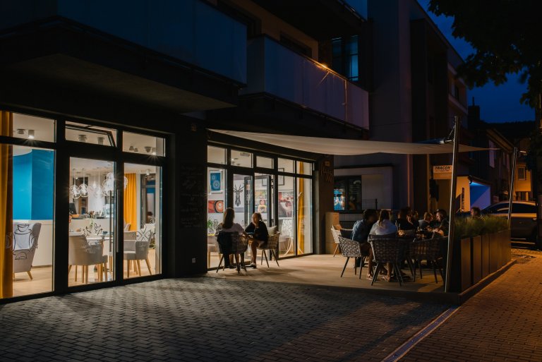 Cieľom bolo vytvoriť jedinečný a&nbsp;originálny interiér kaviarne v&nbsp;škandinávskom štýle podľa požiadaviek investorov s&nbsp;použitím modrej petrolejovej…