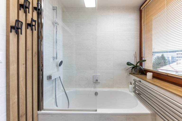 manželský pár s dvoma deťmi už dlhšie uvažovali nad zmenou. dlhodobo bývali v trojizbovom byte, kde všetci oceňovali blízkosť centra mesta. vhodný rodinný dom…