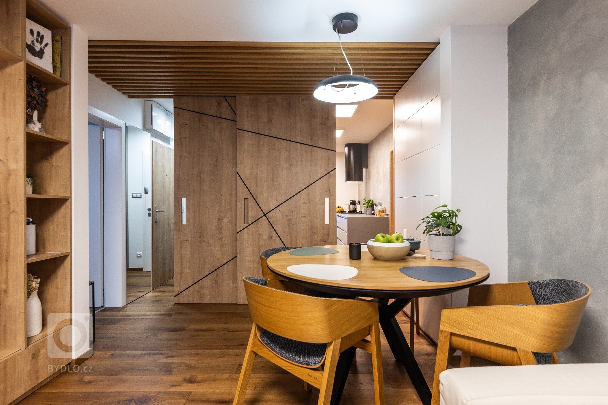 manželský pár s dvoma deťmi už dlhšie uvažovali nad zmenou. dlhodobo bývali v trojizbovom byte, kde všetci oceňovali blízkosť centra mesta. vhodný rodinný dom…