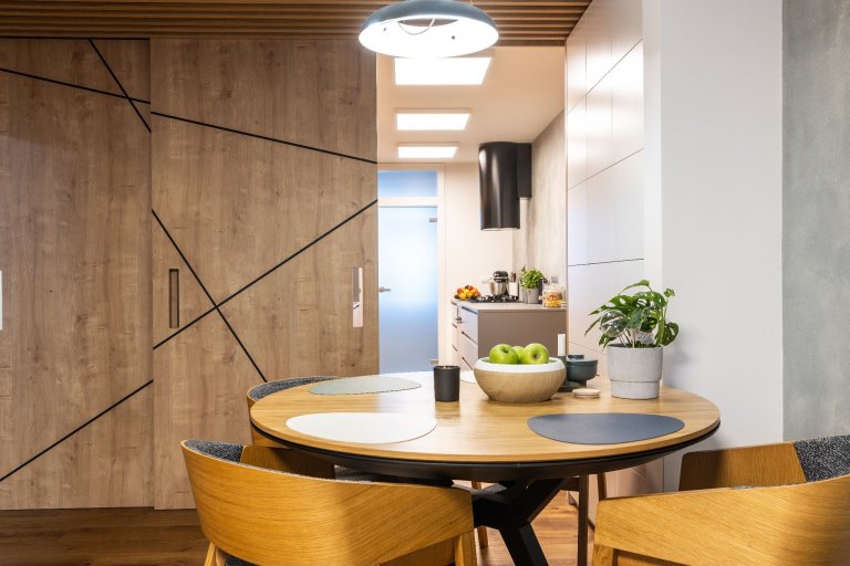 manželský pár s dvoma deťmi už dlhšie uvažovali nad zmenou. dlhodobo bývali v trojizbovom byte, kde všetci oceňovali blízkosť centra mesta. vhodný rodinný dom…