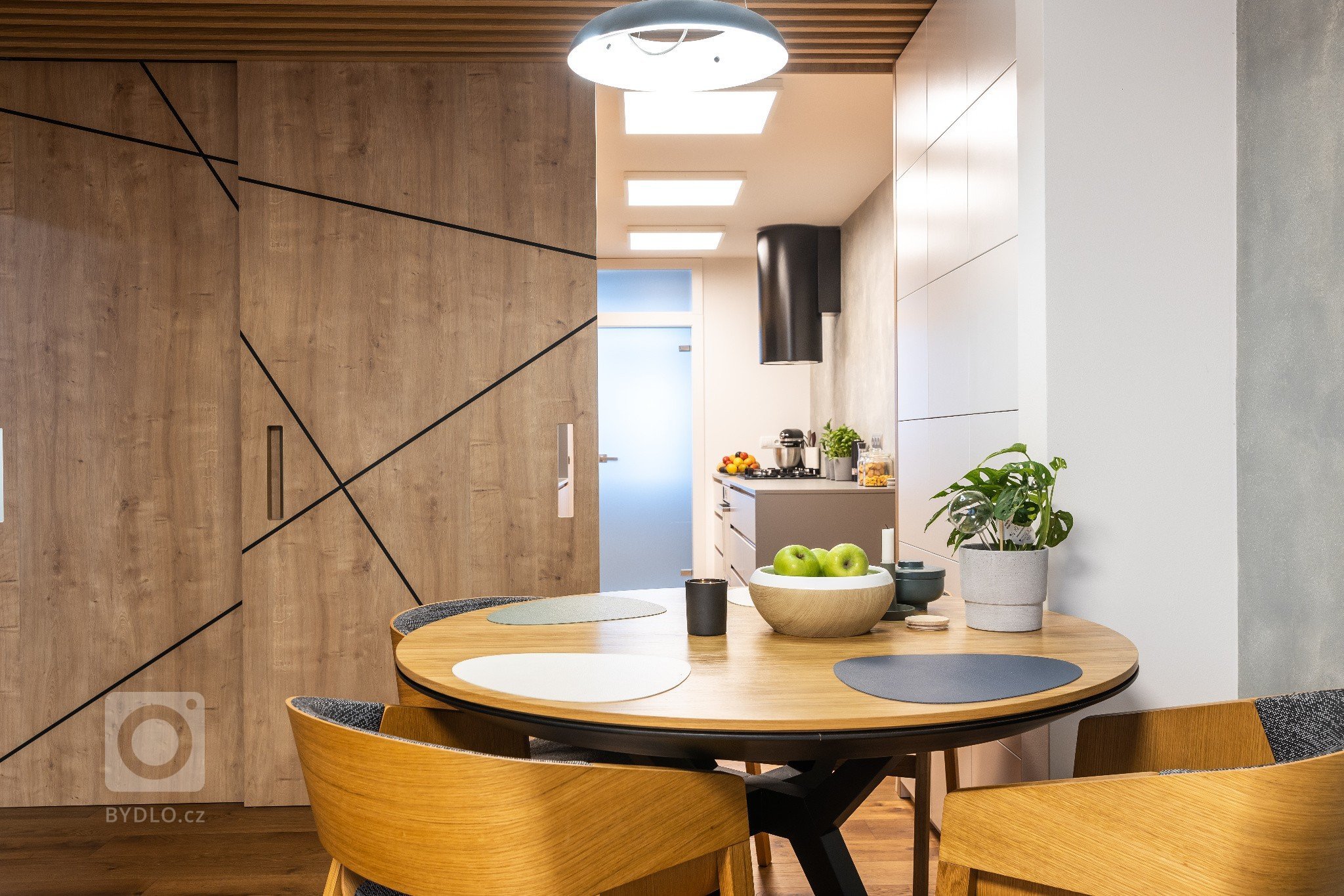 manželský pár s dvoma deťmi už dlhšie uvažovali nad zmenou. dlhodobo bývali v trojizbovom byte, kde všetci oceňovali blízkosť centra mesta. vhodný rodinný dom…