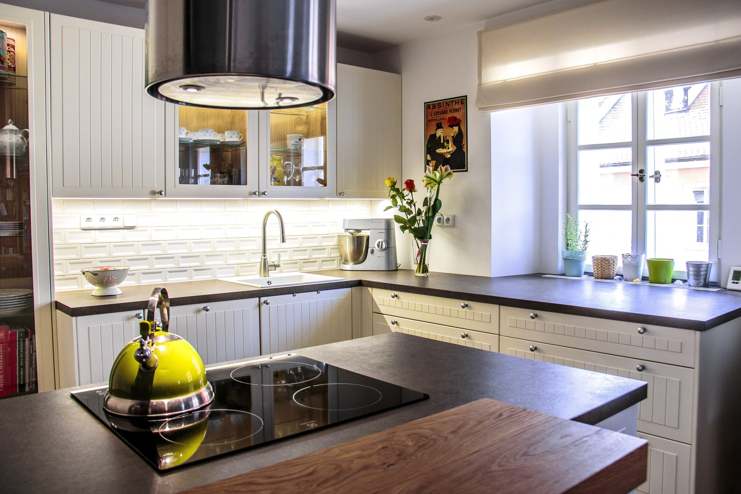 Náročná rekonstrukce bytu v centru Chebu z 19. století. Kompletní návrh a realizace kuchyně v barvě vanilky.&nbsp;Stylově měla kuchyně odpovídat původním…