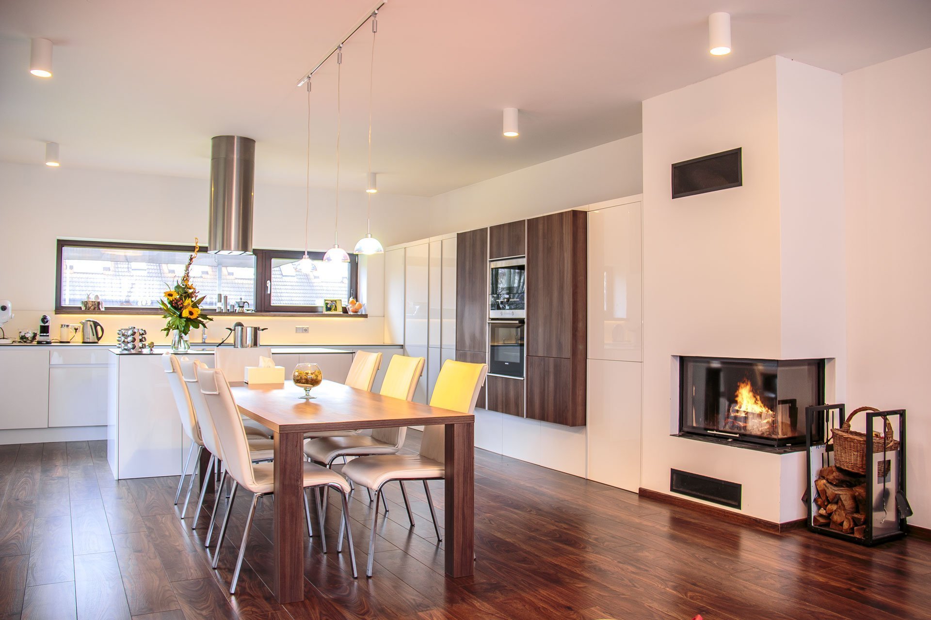 Nejčastěji barvou kuchyně je bílá&nbsp;barva&nbsp;v&nbsp;kombinaci s&nbsp;dekorem dřeva, zde v provedení ořech.&nbsp;Mezi nesporné&nbsp;výhody bílých kuchyní…