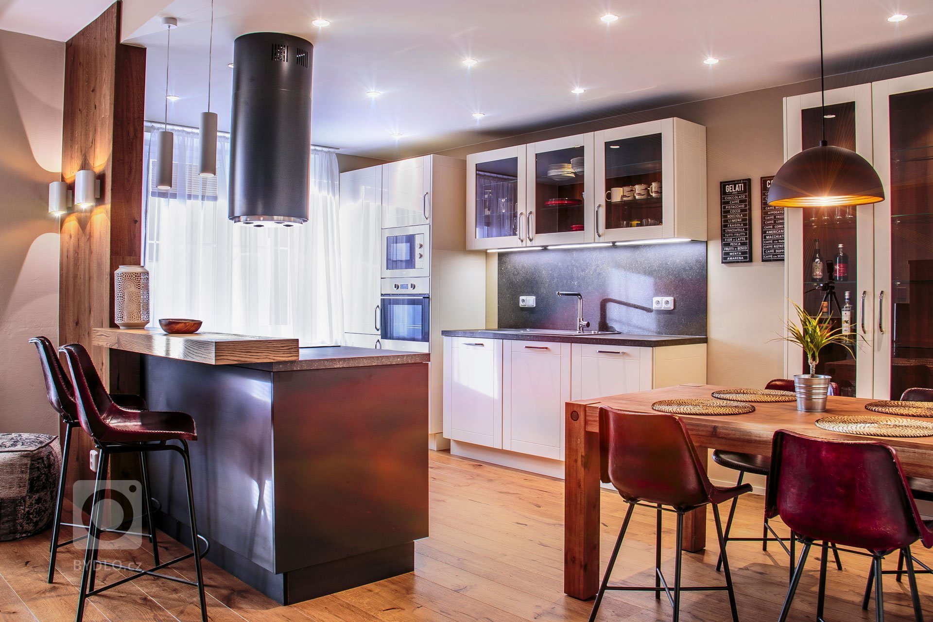 Kuchyně je bezpochyb jedním z nejdůležitějších míst domova. Stává se centrem působení celé rodiny, ale také místem k vytváření kulinářských zážitků.
