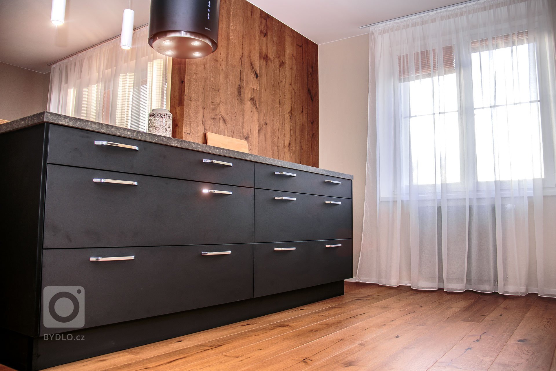 Kuchyně je bezpochyb jedním z nejdůležitějších míst domova. Stává se centrem působení celé rodiny, ale také místem k vytváření kulinářských zážitků.
