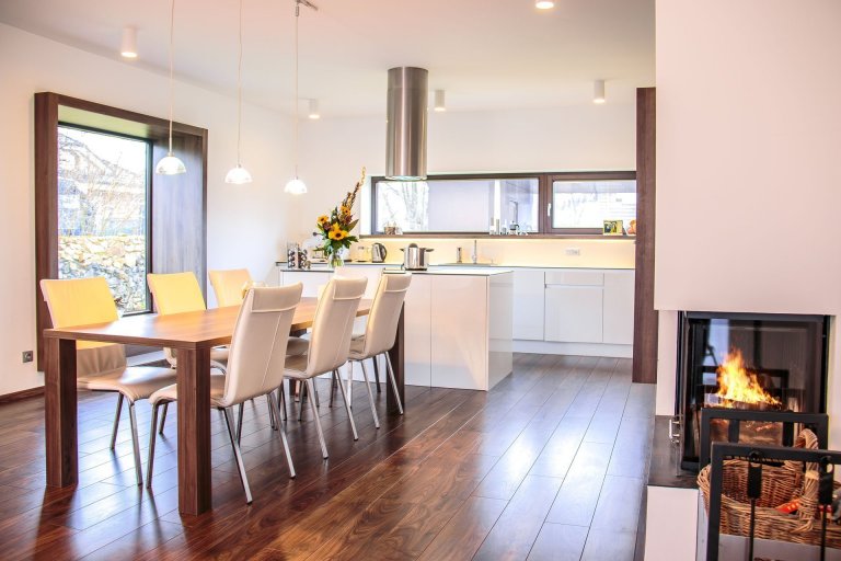 Nejčastěji barvou kuchyně je bílá&nbsp;barva&nbsp;v&nbsp;kombinaci s&nbsp;dekorem dřeva, zde v provedení ořech.&nbsp;Mezi nesporné&nbsp;výhody bílých kuchyní…