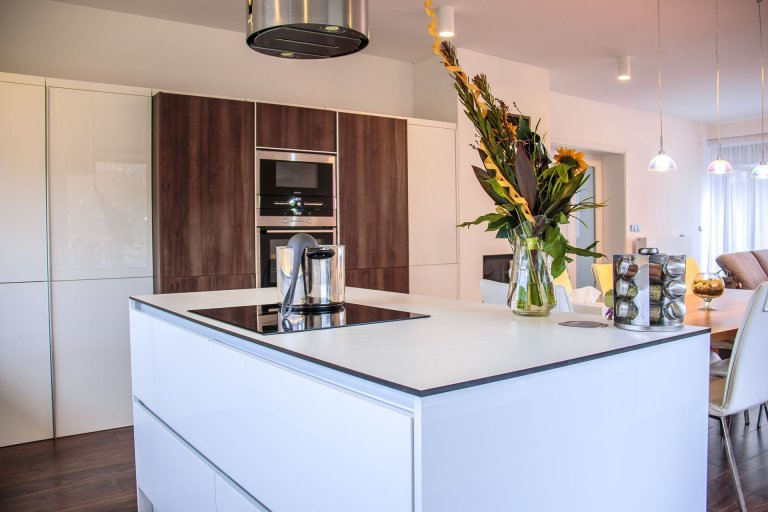 Nejčastěji barvou kuchyně je bílá&nbsp;barva&nbsp;v&nbsp;kombinaci s&nbsp;dekorem dřeva, zde v provedení ořech.&nbsp;Mezi nesporné&nbsp;výhody bílých kuchyní…