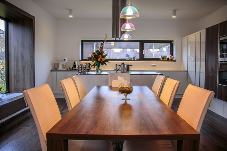 Nejčastěji barvou kuchyně je bílá&nbsp;barva&nbsp;v&nbsp;kombinaci s&nbsp;dekorem dřeva, zde v provedení ořech.&nbsp;Mezi nesporné&nbsp;výhody bílých kuchyní…