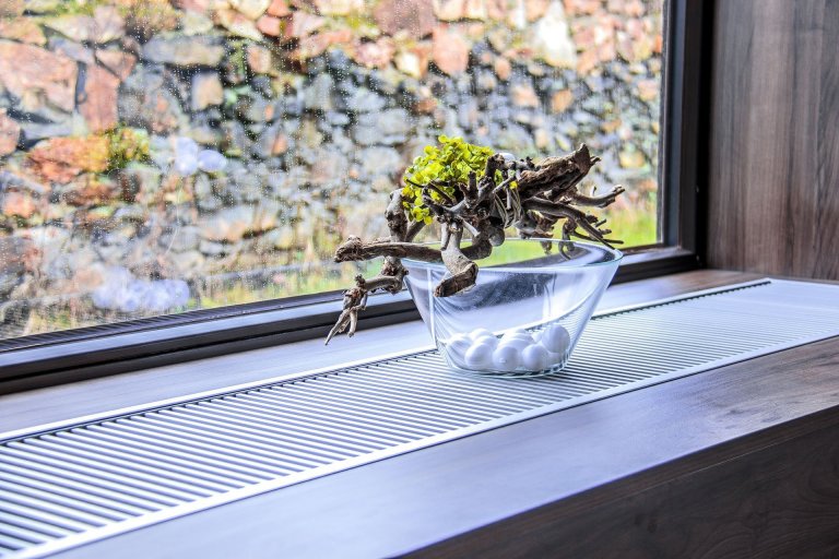 Nejčastěji barvou kuchyně je bílá&nbsp;barva&nbsp;v&nbsp;kombinaci s&nbsp;dekorem dřeva, zde v provedení ořech.&nbsp;Mezi nesporné&nbsp;výhody bílých kuchyní…