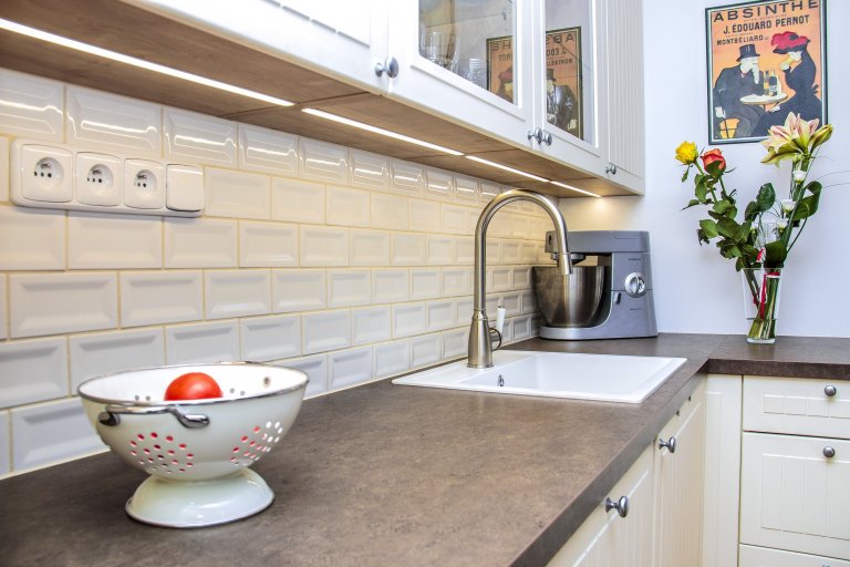 Náročná rekonstrukce bytu v centru Chebu z 19. století. Kompletní návrh a realizace kuchyně v barvě vanilky.&nbsp;Stylově měla kuchyně odpovídat původním…