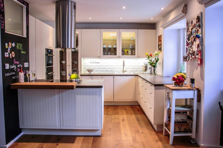 Náročná rekonstrukce bytu v centru Chebu z 19. století. Kompletní návrh a realizace kuchyně v barvě vanilky.&nbsp;Stylově měla kuchyně odpovídat původním…