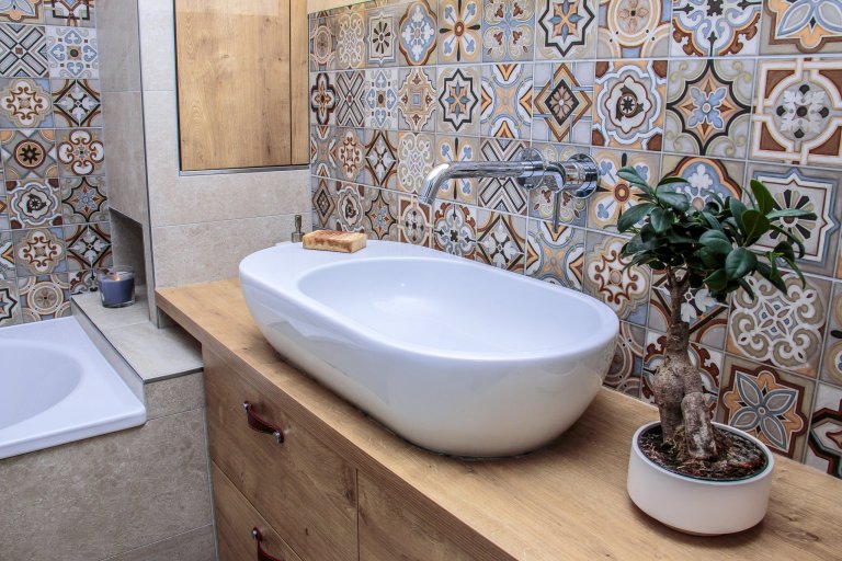 Náročná rekonstrukce bytu v centru Chebu z 19. století. Kompletní návrh a realizace kuchyně v barvě vanilky.&nbsp;Stylově měla kuchyně odpovídat původním…