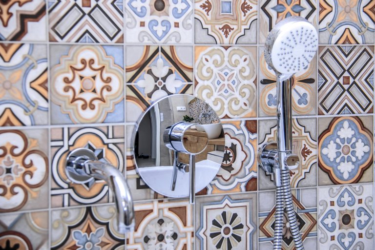 Náročná rekonstrukce bytu v centru Chebu z 19. století. Kompletní návrh a realizace kuchyně v barvě vanilky.&nbsp;Stylově měla kuchyně odpovídat původním…