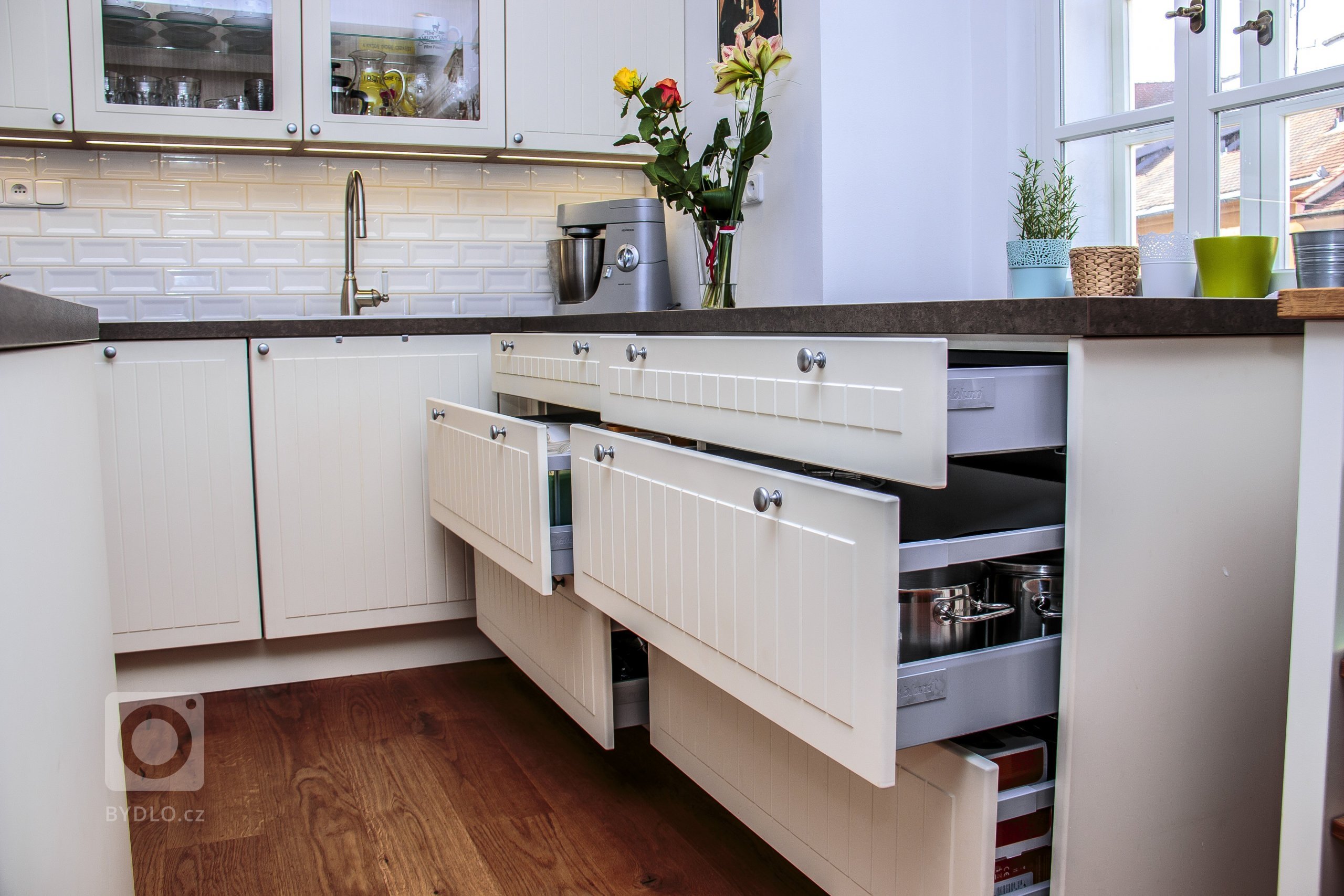 Náročná rekonstrukce bytu v centru Chebu z 19. století. Kompletní návrh a realizace kuchyně v barvě vanilky.&nbsp;Stylově měla kuchyně odpovídat původním…