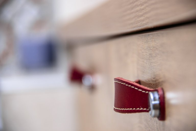 Náročná rekonstrukce bytu v centru Chebu z 19. století. Kompletní návrh a realizace kuchyně v barvě vanilky.&nbsp;Stylově měla kuchyně odpovídat původním…