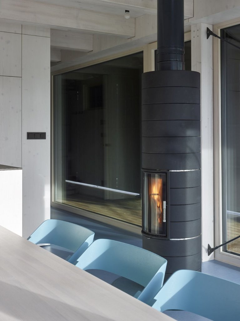 krbová kamna Leda Colona v obývacím pokoji
