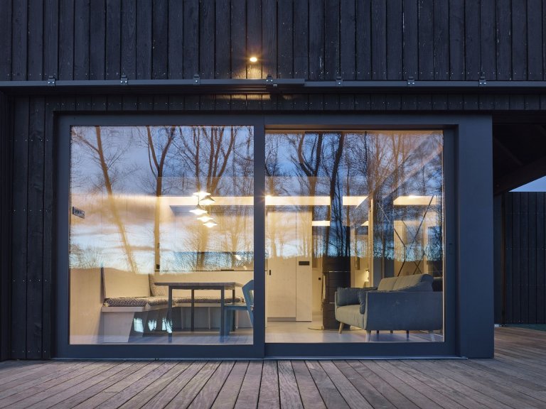 CHATA U LIPNA​

​Studie 2020
Projekt 2021
Realizace 2023

Autoři: Ing. arch. Jan Gabriel, Ing. arch. Eva Svobodová​​

Lehce svažitý pozemek se nachází v přímé…