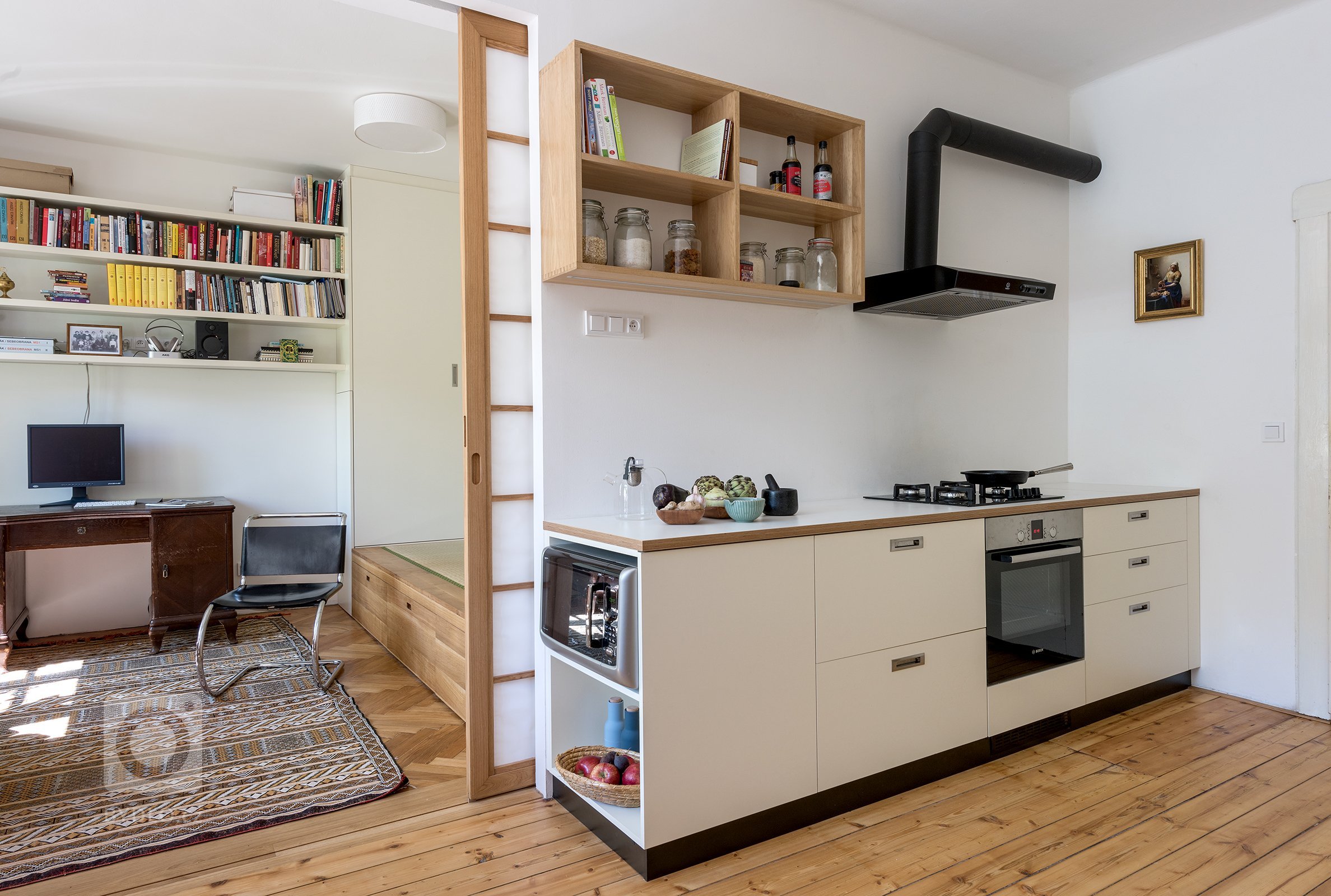 pohled přes kuchyni do obytného prostoru