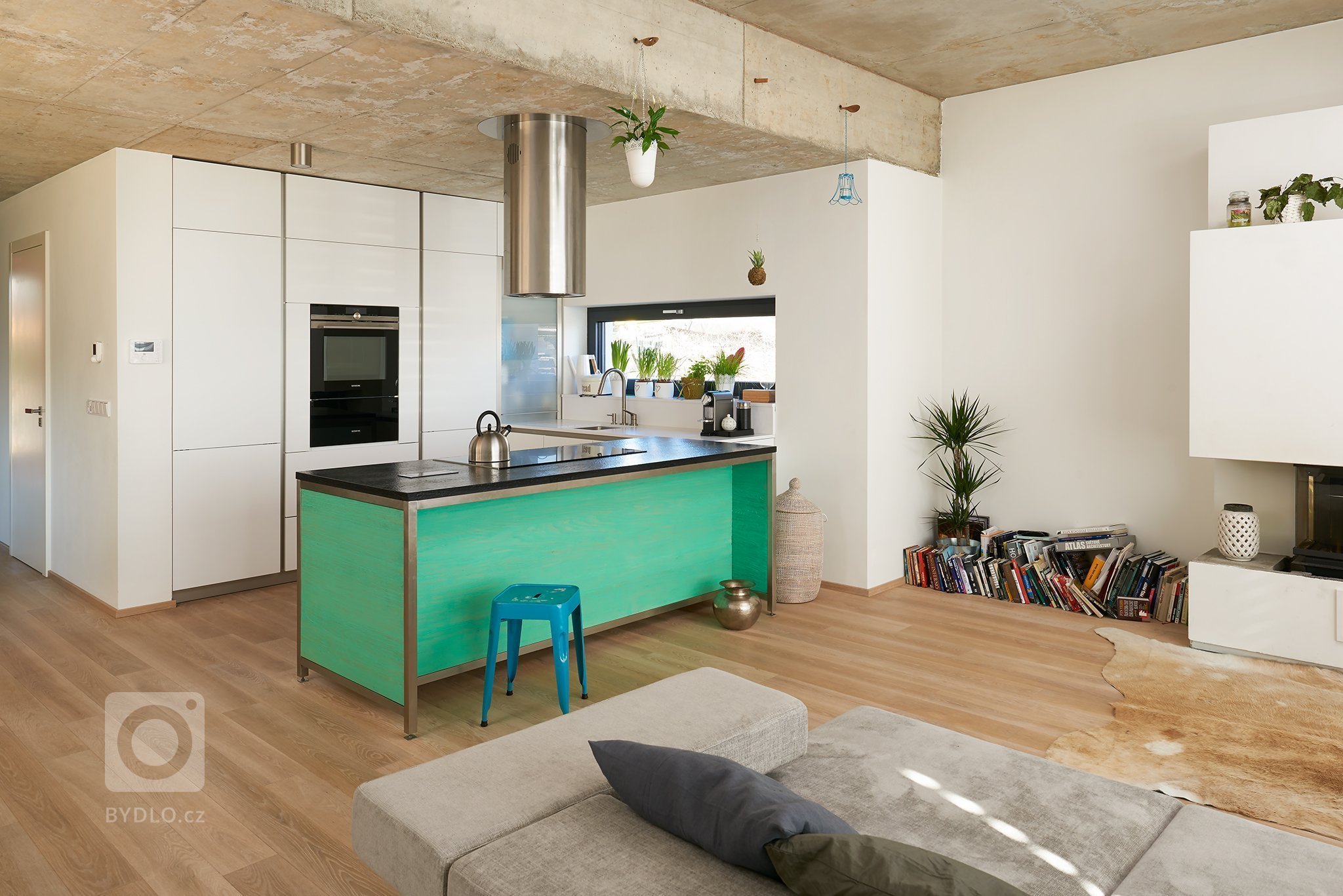 První věc, která v domě na první pohled zaujme, je samotný prostor. V nepřeplněném interiéru je proto místo pro jednotlivé kusy&nbsp;nábytkua zajímavé detaily.…