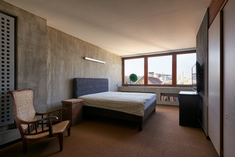 Velkorysý otevřený prostor, kvalitní materiály a nadčasovost, to jsou hlavní charakteristiky moderního mezonetu se střešní terasou z dílny architektky a…