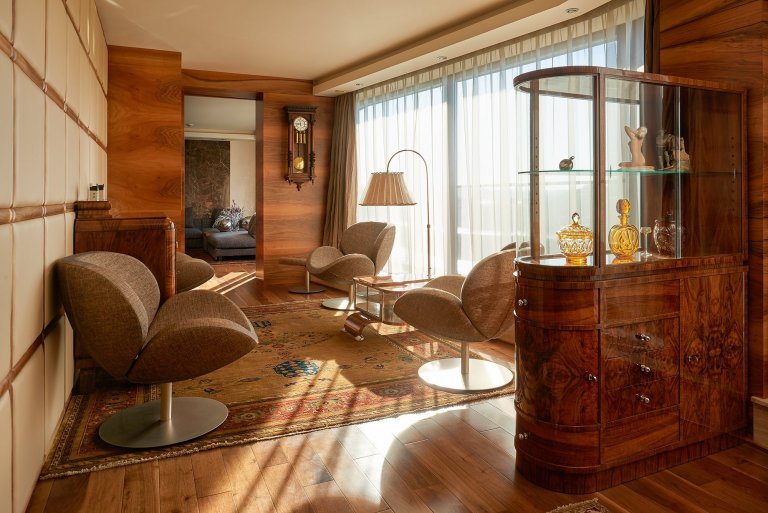 Unikátní penthouse Jeseniova je jedinečný apartmán se střešní zahradou,&nbsp;krytým bazénem, ​​kulečníkem, fitness centrem a poutavým výhledem na Prahu z každé…