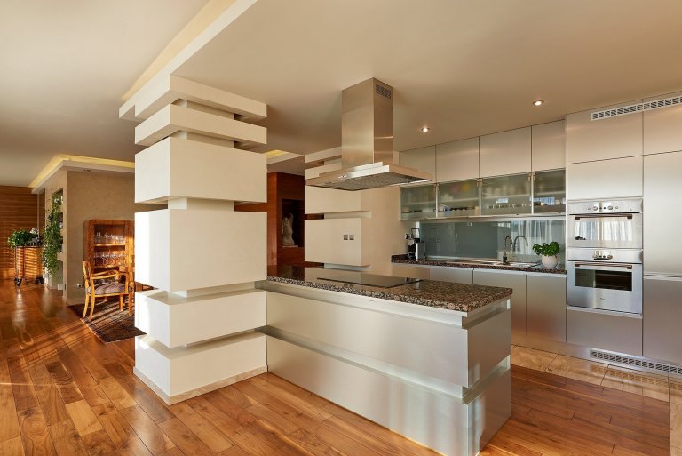 Unikátní penthouse Jeseniova je jedinečný apartmán se střešní zahradou,&nbsp;krytým bazénem, ​​kulečníkem, fitness centrem a poutavým výhledem na Prahu z každé…
