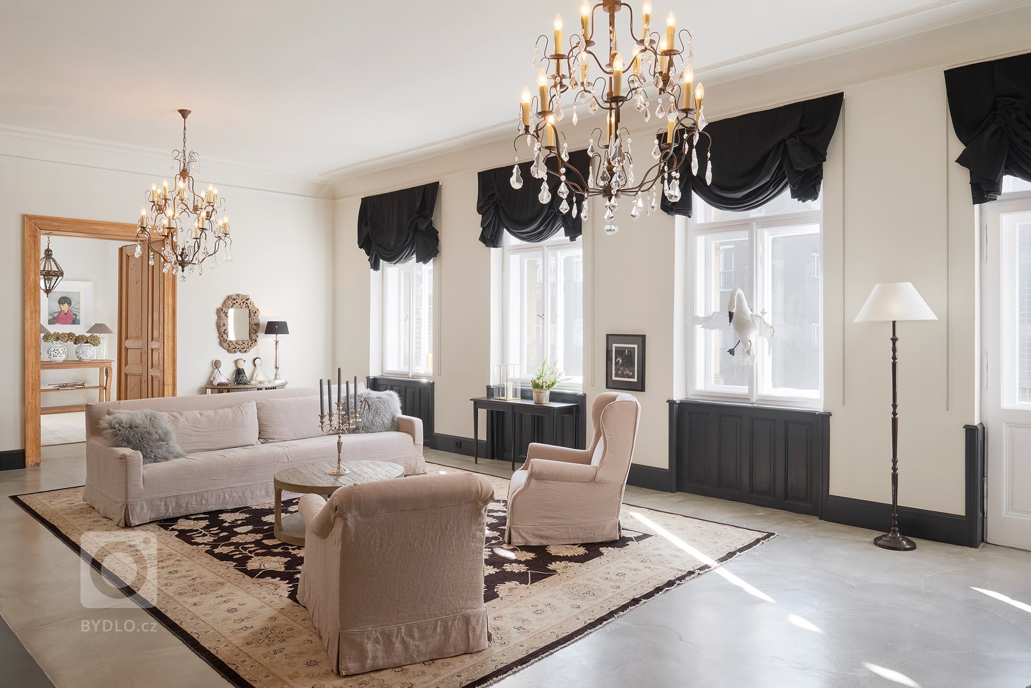 Kompletně zrekonstruovaný velkorysý byt s balkonem a výhledem na Pražský hrad, situovaný ve 2. patře udržovaného renovovaného činžovního domu s výtahem. Byt se…