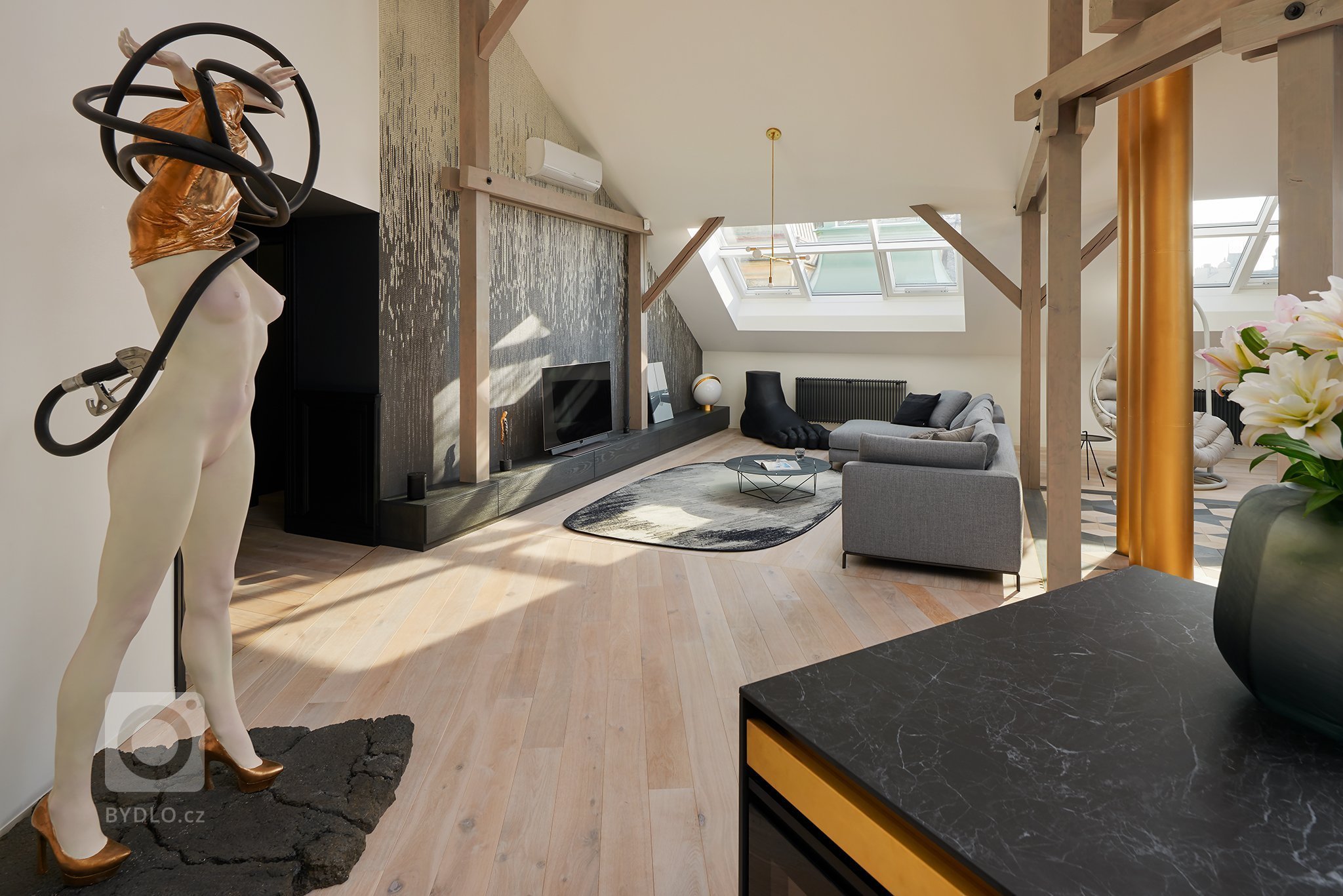 Rekonstrukce půdního bytu v historickém domě.
