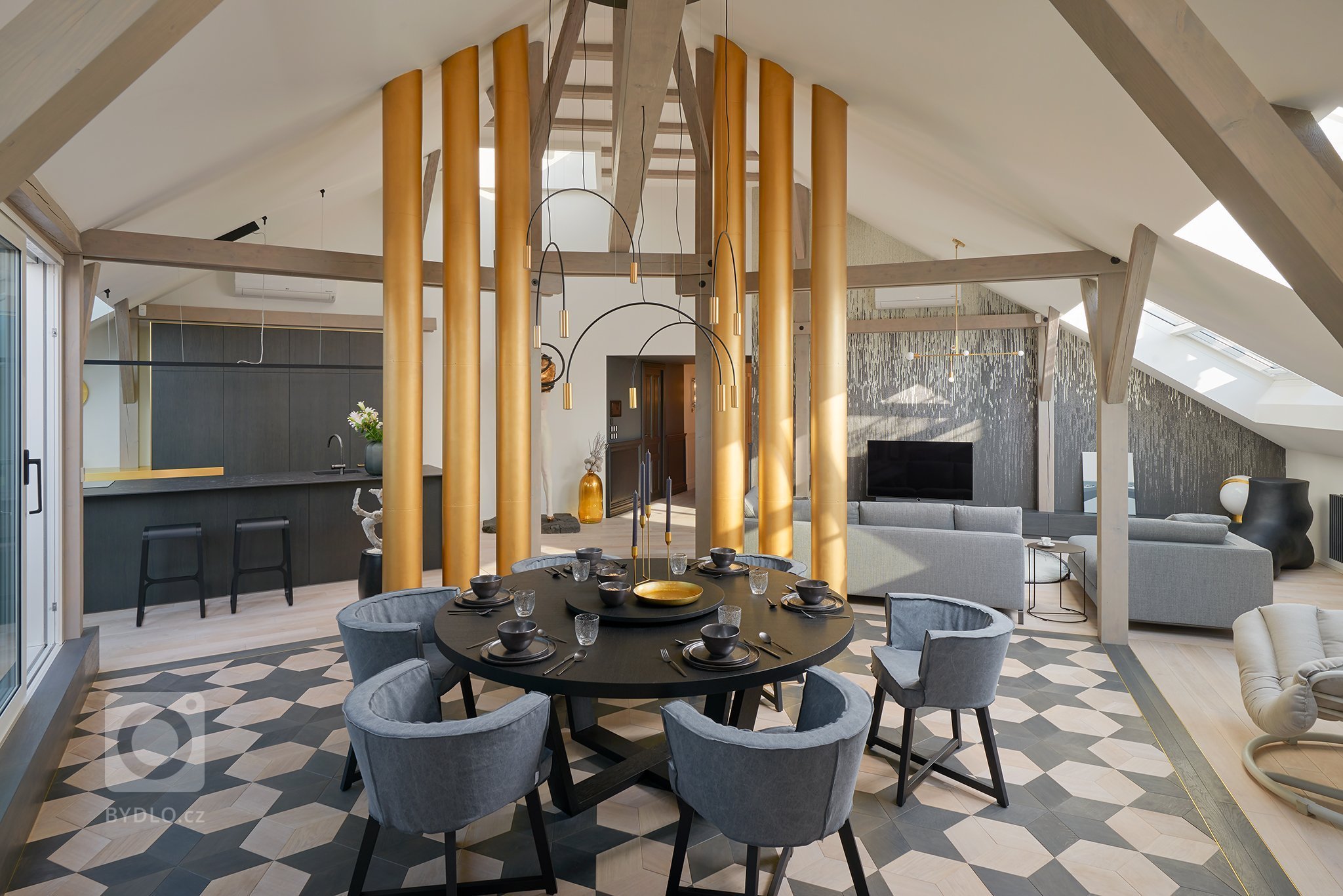 Rekonstrukce půdního bytu v historickém domě.
