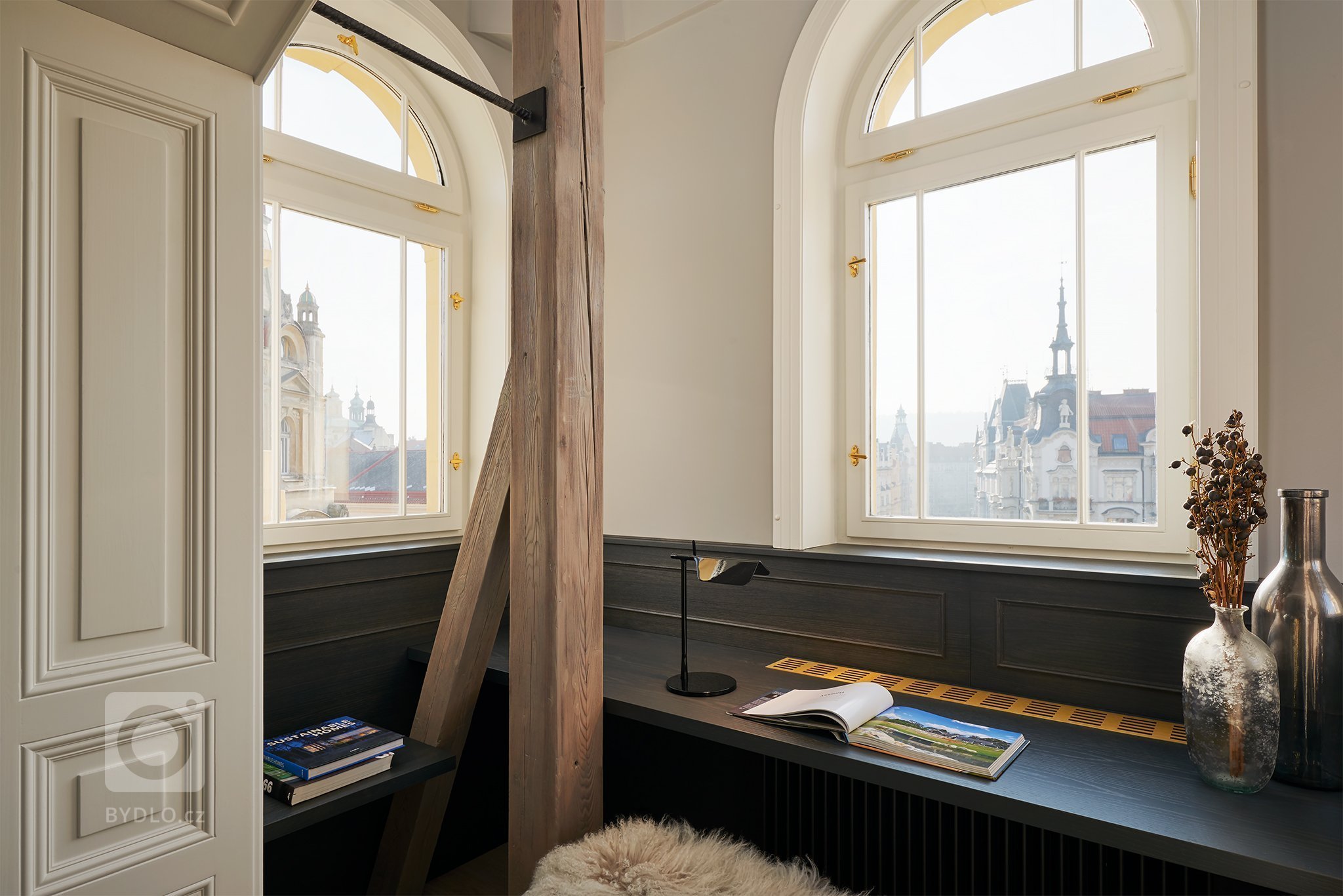 Rekonstrukce půdního bytu v historickém domě.
