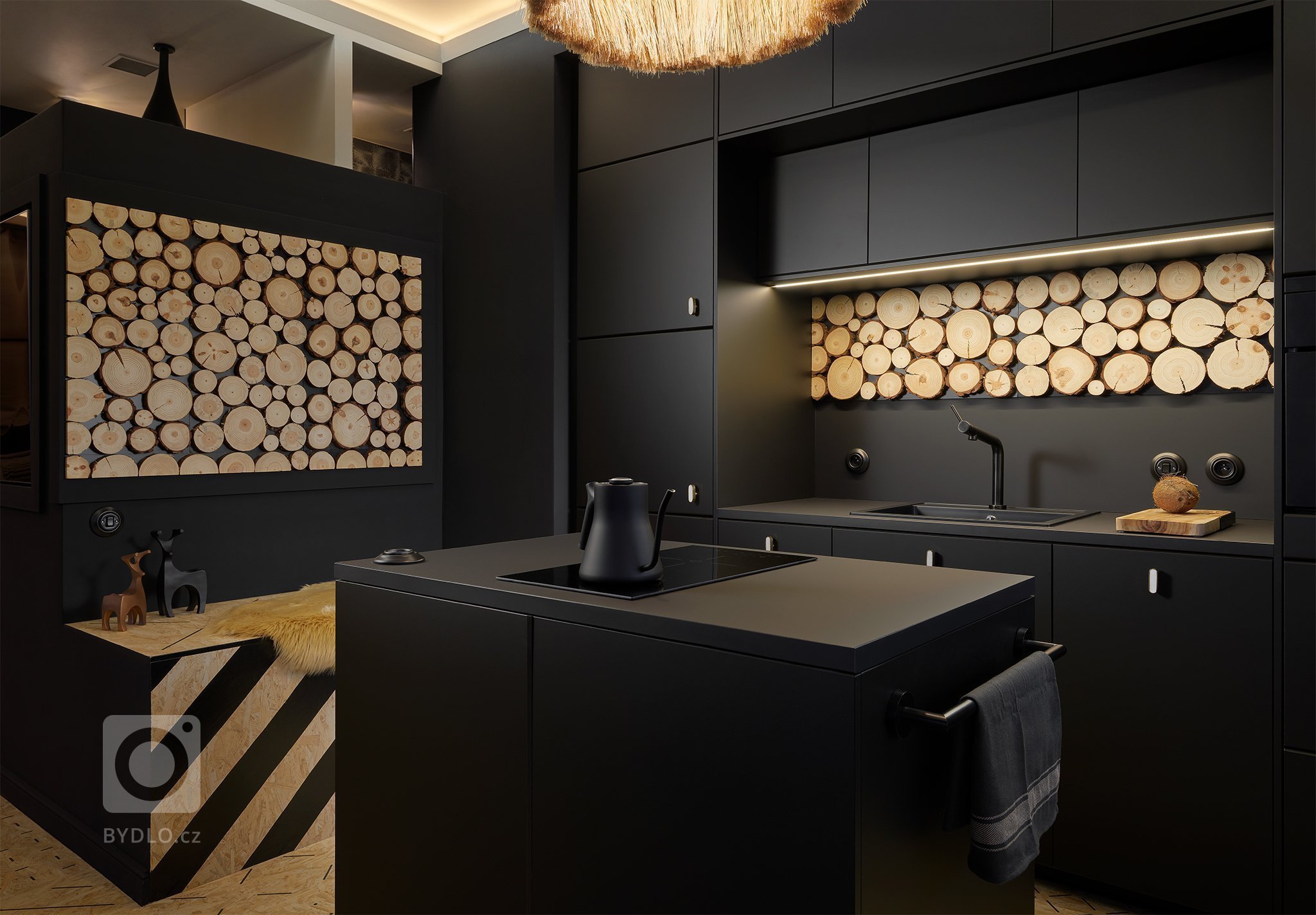 Glamour styl -&nbsp;interiér s nádechem luxusu, do jisté míry jde o určitou extravaganci a odvahu kombinovat historické a umělecké kousky s&nbsp;moderními…