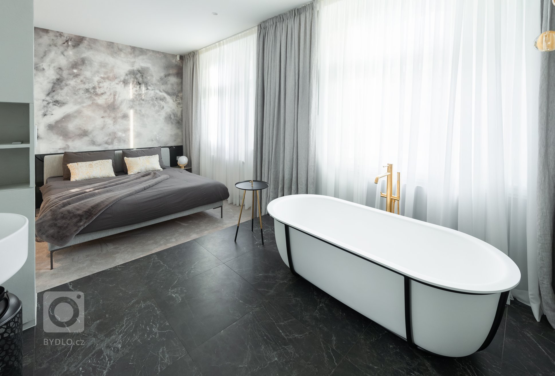 Rekonstrukce půdního bytu v historickém domě.
