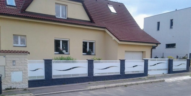 Dodání designových plotových&nbsp; panelů a výplně bran včetně montáže.

Vyrobeno z hliníkového plechu o síle 3mm, který je následně práškově lakován.
