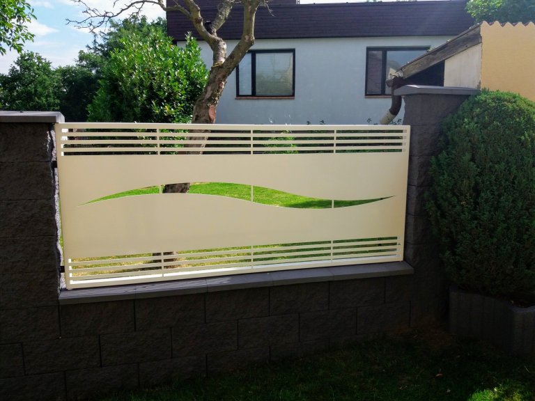 Dodání designových plotových&nbsp; panelů a výplně bran včetně montáže.

Vyrobeno z hliníkového plechu o síle 3mm, který je následně práškově lakován.
