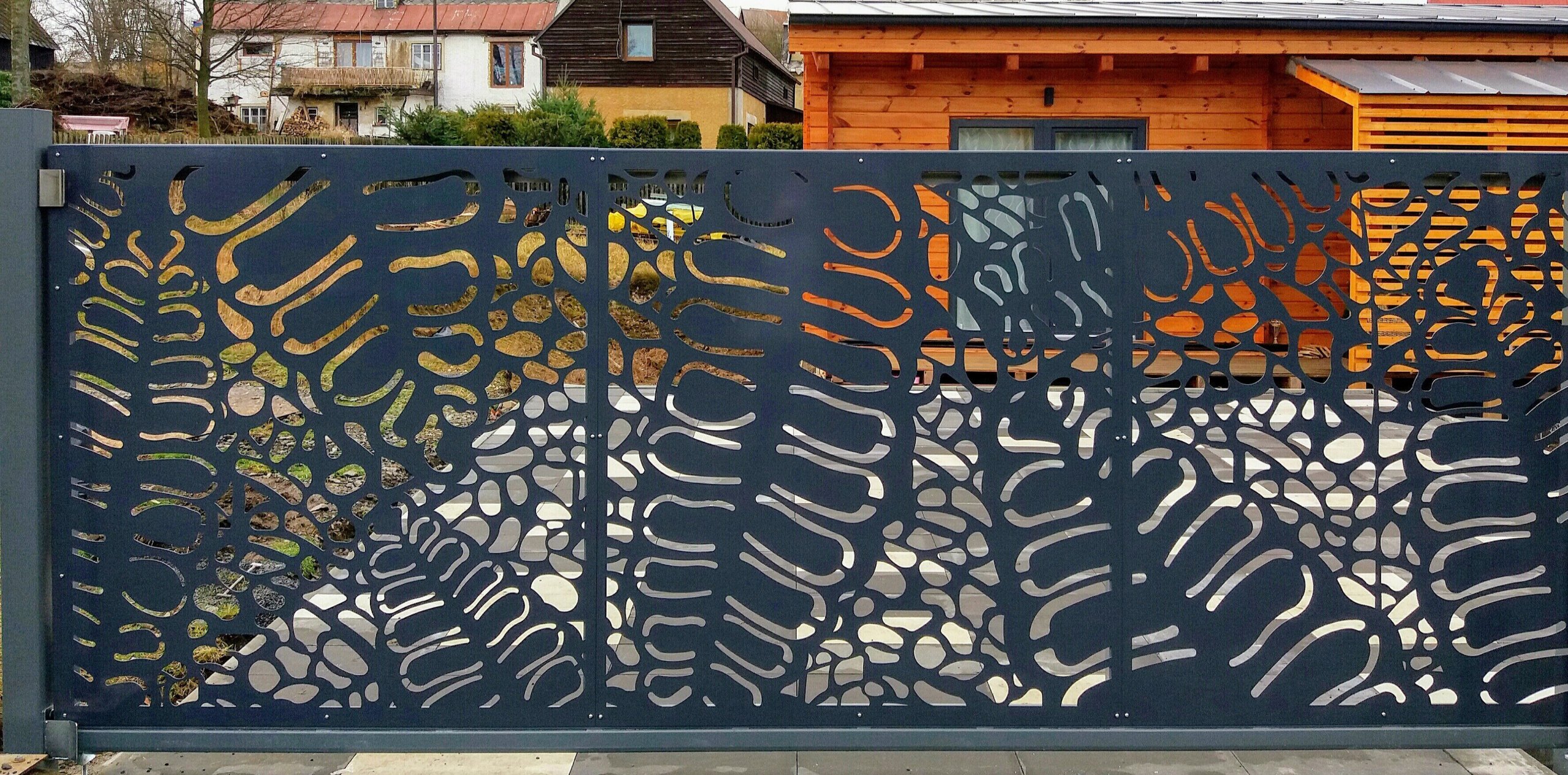 Dodání a montáž designové výplně do již zhotovené brány.

Výplň vyrobena z hliníkového plechu o síle 3mm.
