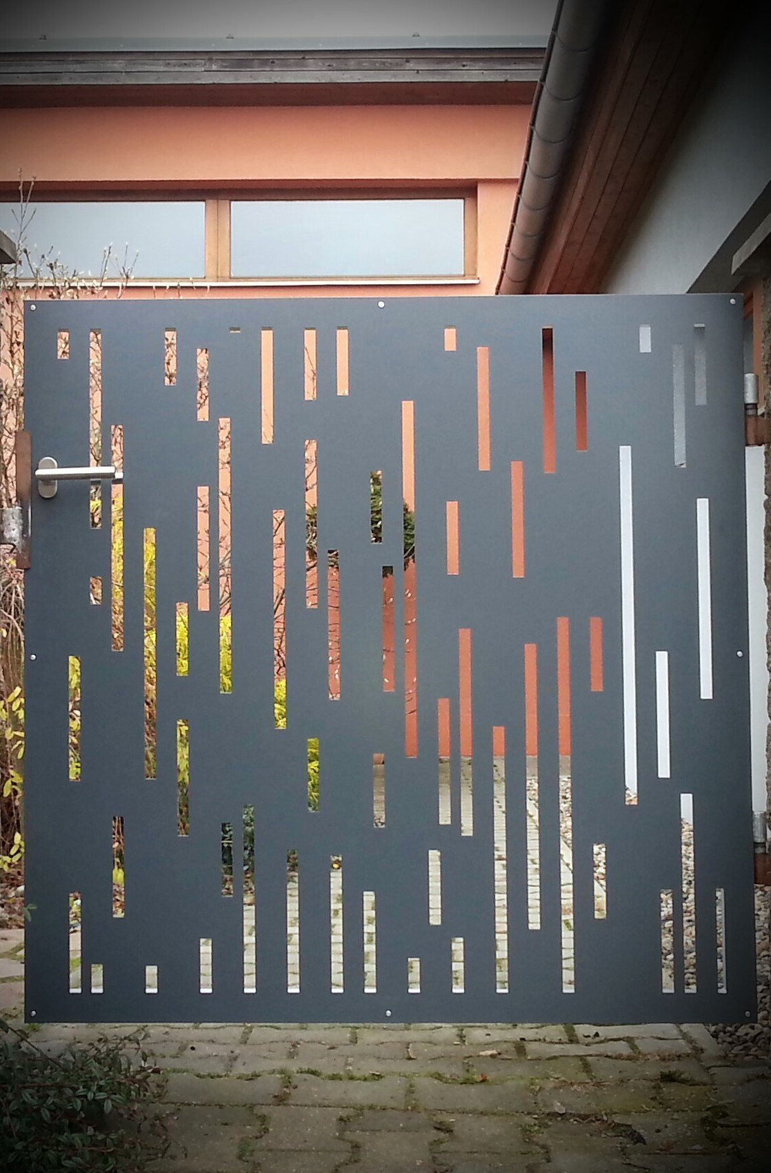 Dodání a montáž designové branky.

Výplň vyrobena z hliníkového plechu o síle 3mm.
