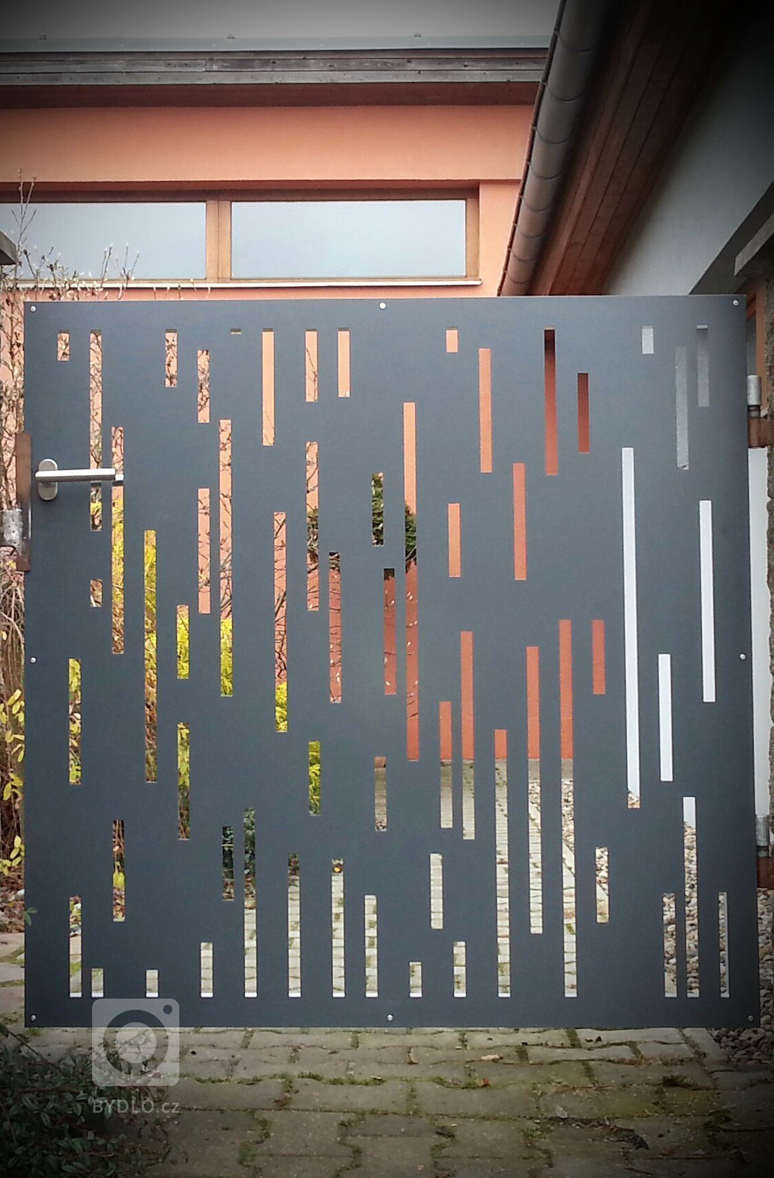 Dodání a montáž designové branky.

Výplň vyrobena z hliníkového plechu o síle 3mm.
