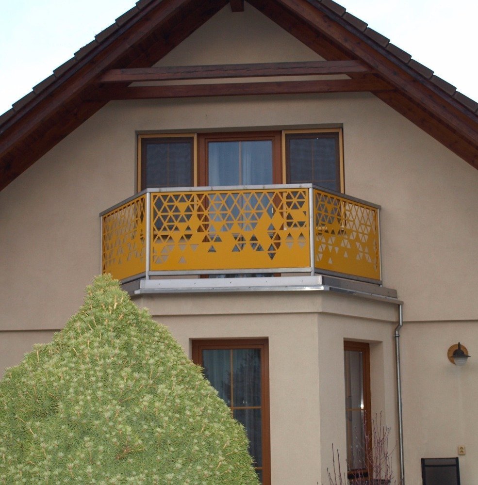 Dodání balkonového zábradlí k rodinnému domu.

Vyrobeno z hliníku.
