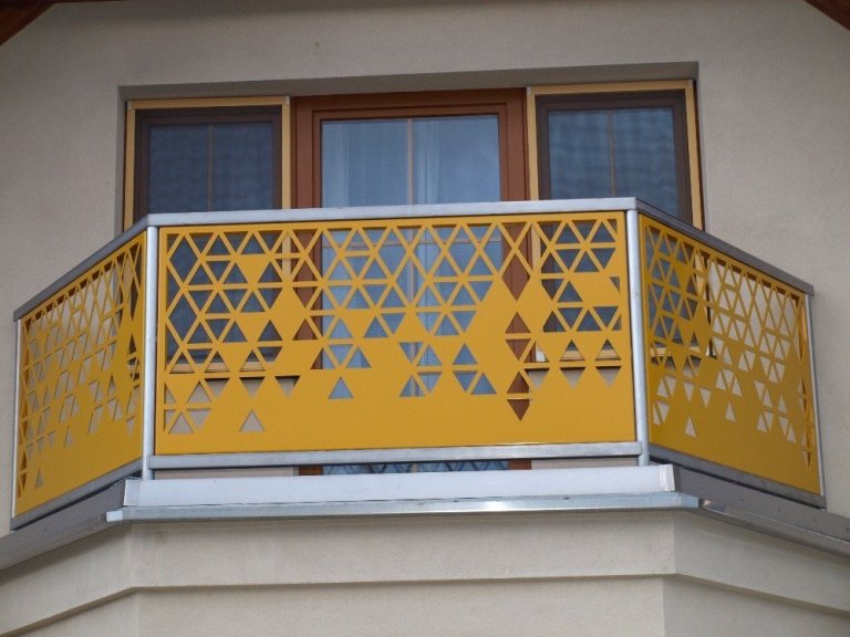 Dodání balkonového zábradlí k rodinnému domu.

Vyrobeno z hliníku.
