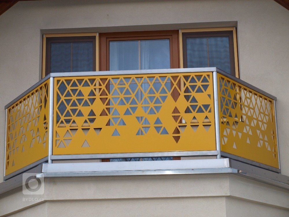 Dodání balkonového zábradlí k rodinnému domu.

Vyrobeno z hliníku.

