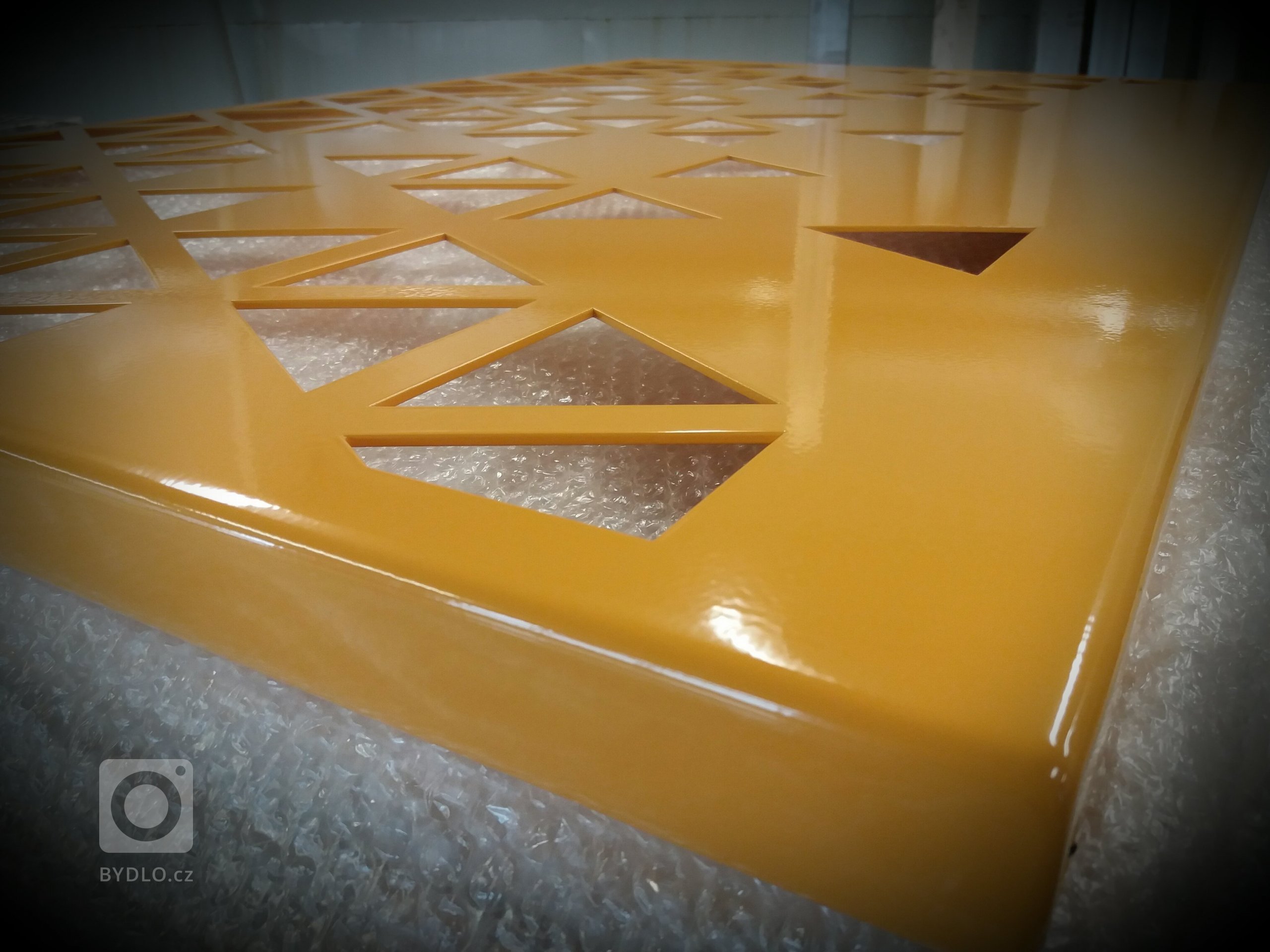 Dodání balkonového zábradlí k rodinnému domu.

Vyrobeno z hliníku.
