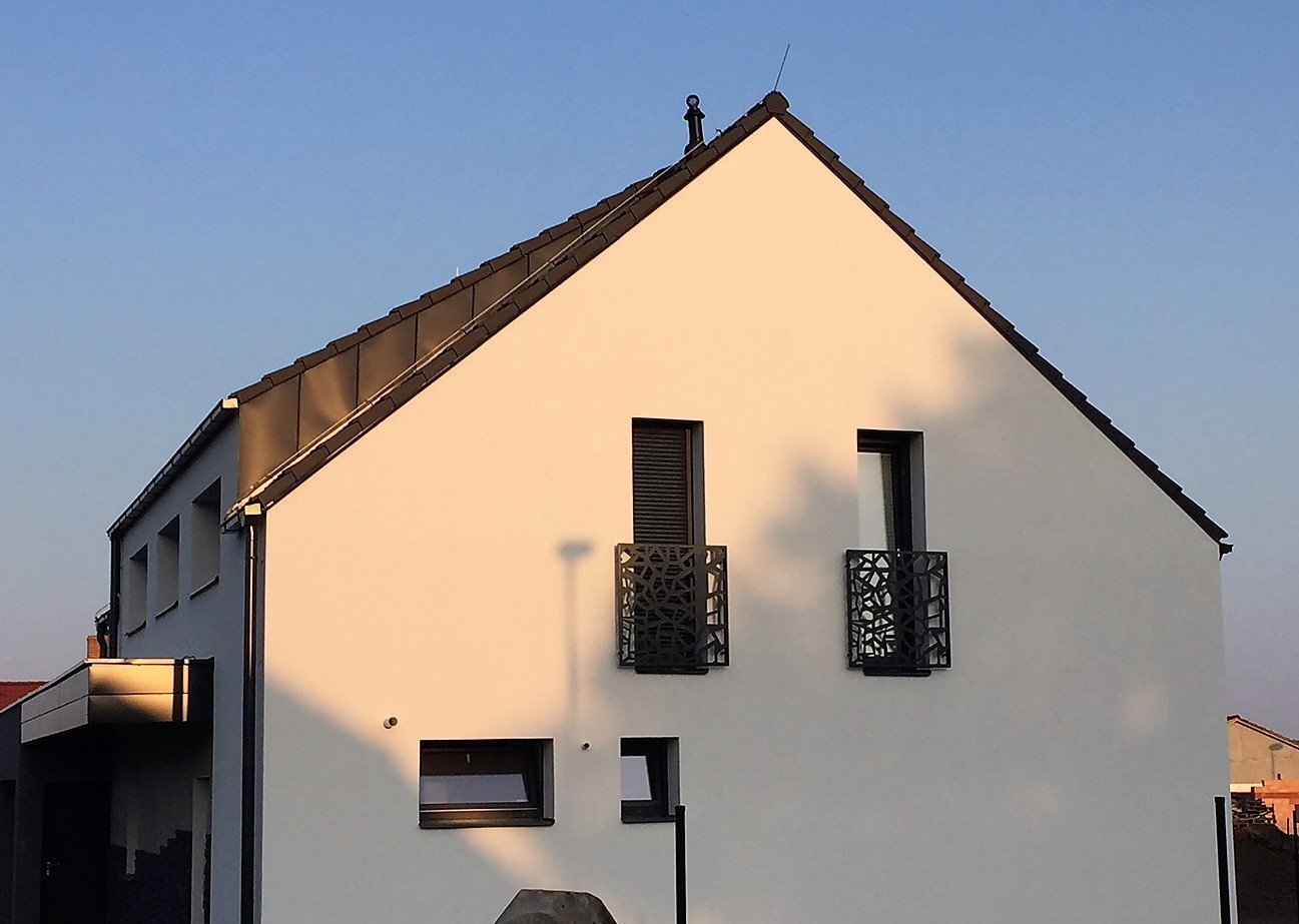 Dodání designového zábradlí před francouzská okna.
