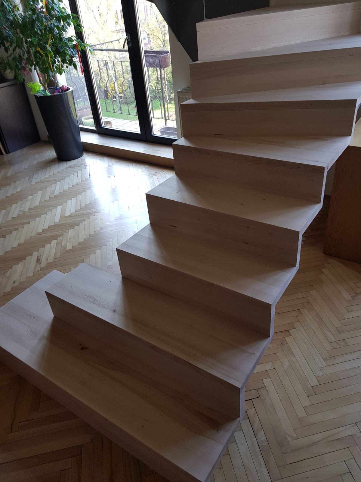 Dodání a montáž interiérového schodiště ve starší zástavbě.
