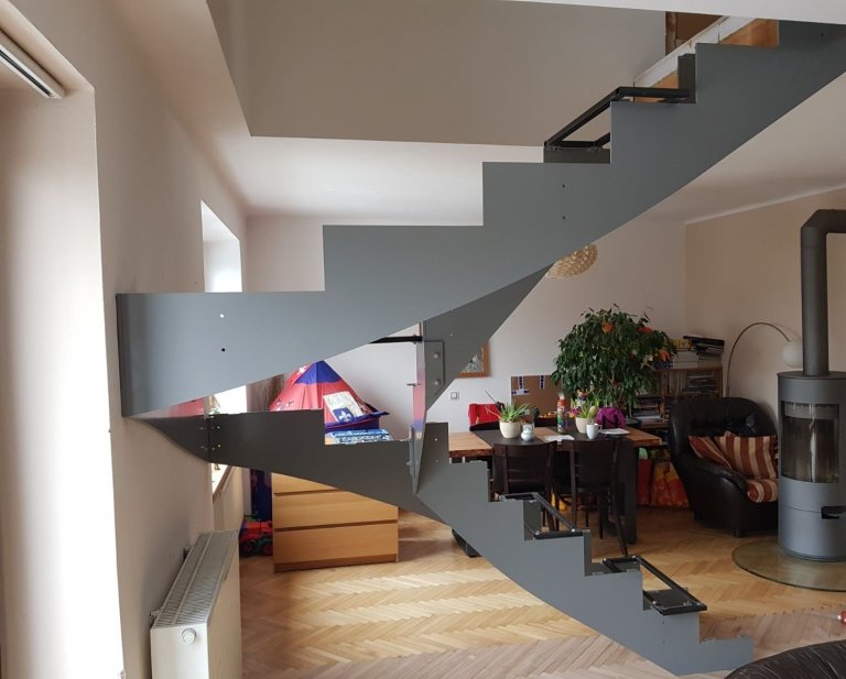 Dodání a montáž interiérového schodiště ve starší zástavbě.
